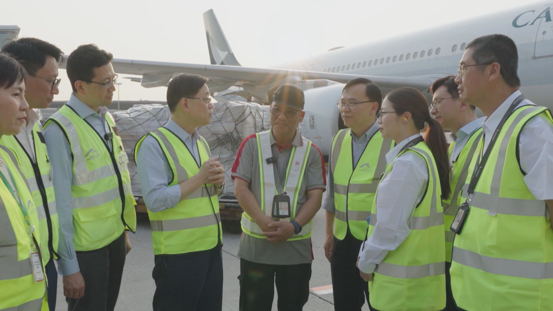 勞動節｜李家超為機場員工打氣　指取消強積金對沖等措施保障勞工權益