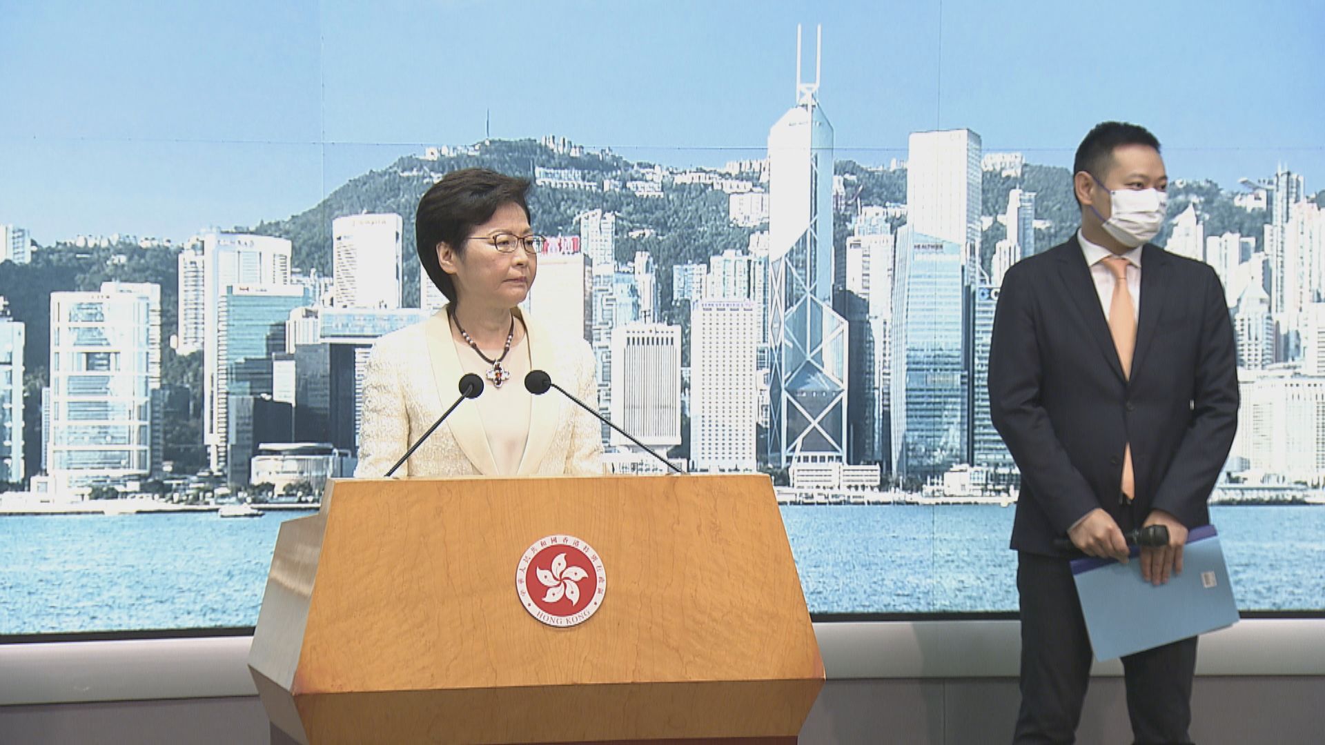 問及會否取締支聯會和蘋果日報　林鄭︰依法辦事