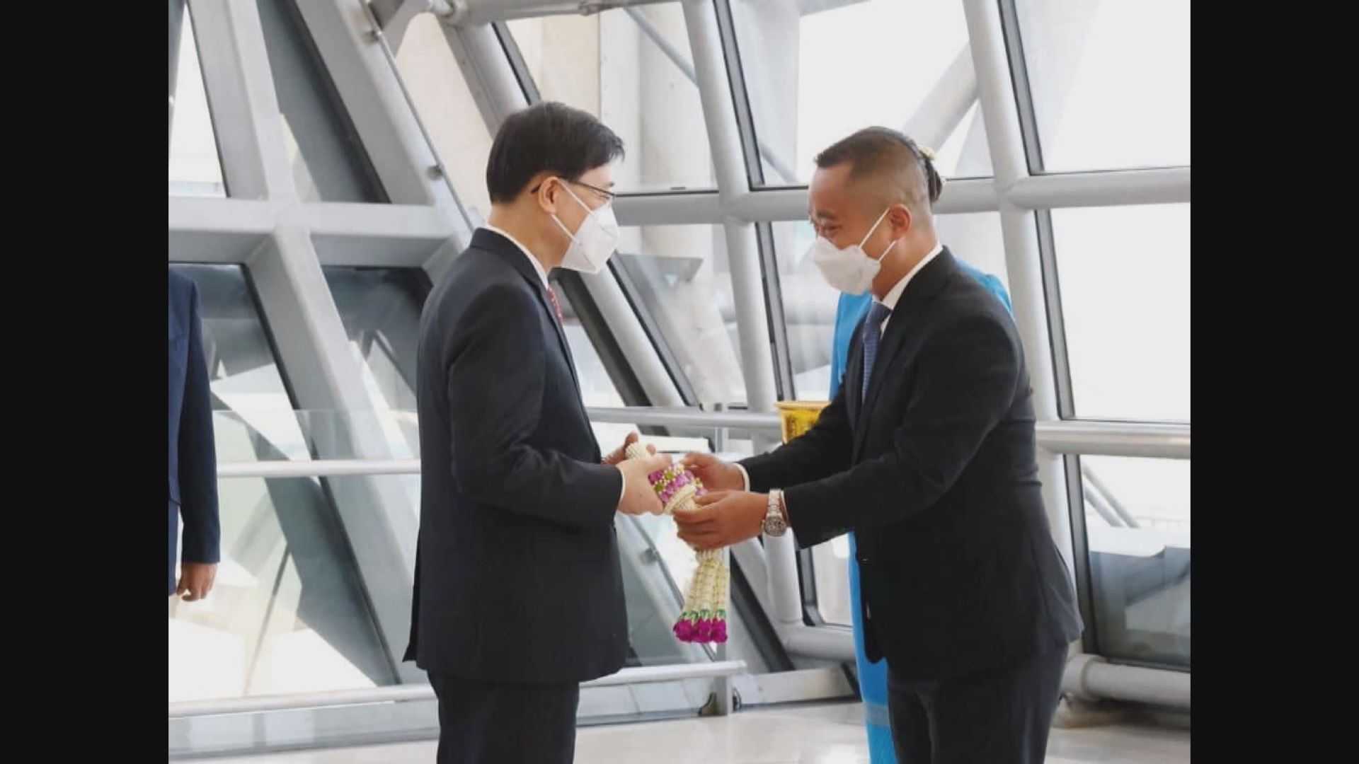 李家超抵達曼谷準備出席APEC會議　指感到興奮