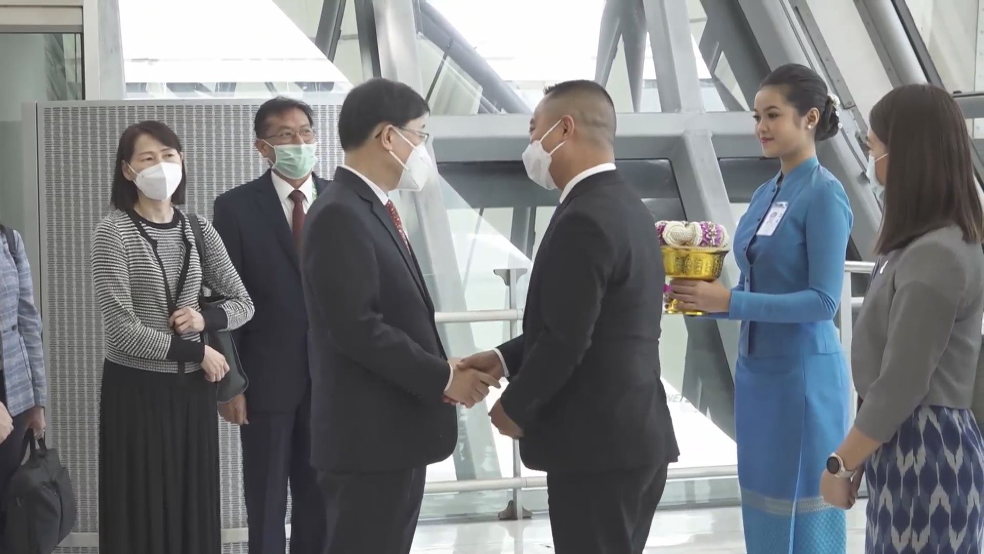 李家超抵達曼谷準備出席APEC會議　指感到興奮