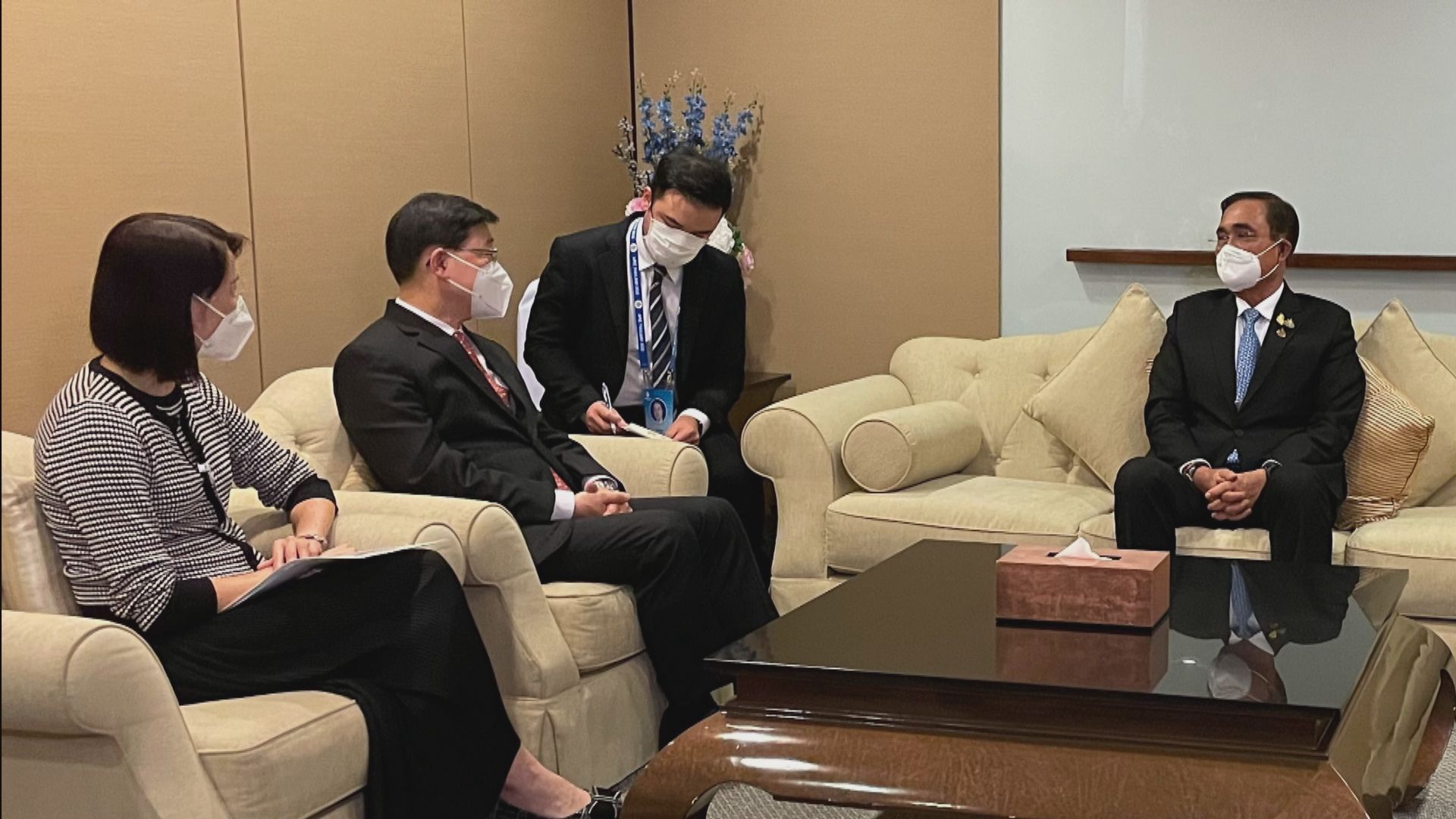 李家超赴曼谷出席APEC會議　於機場迎接及問候習近平