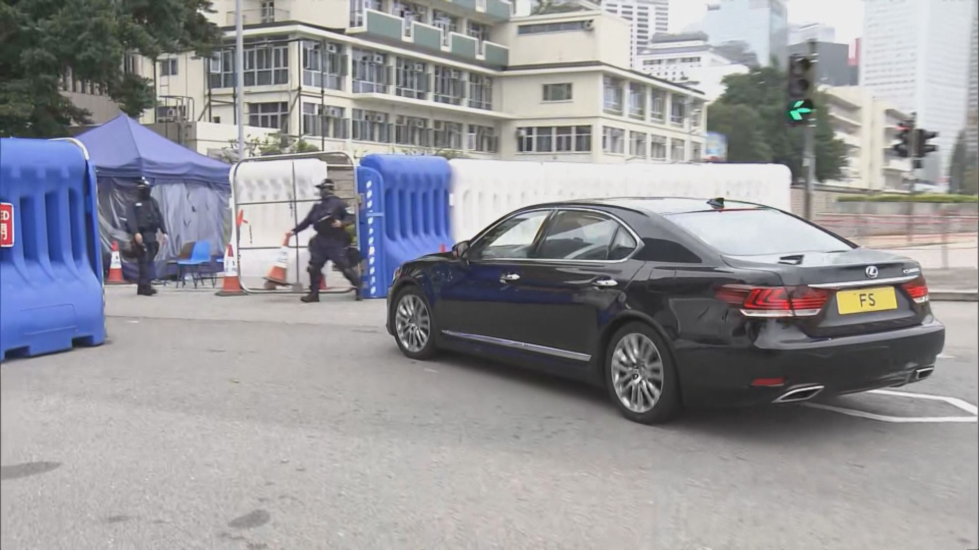 多名官員到添馬艦政府總部商討抗疫措施