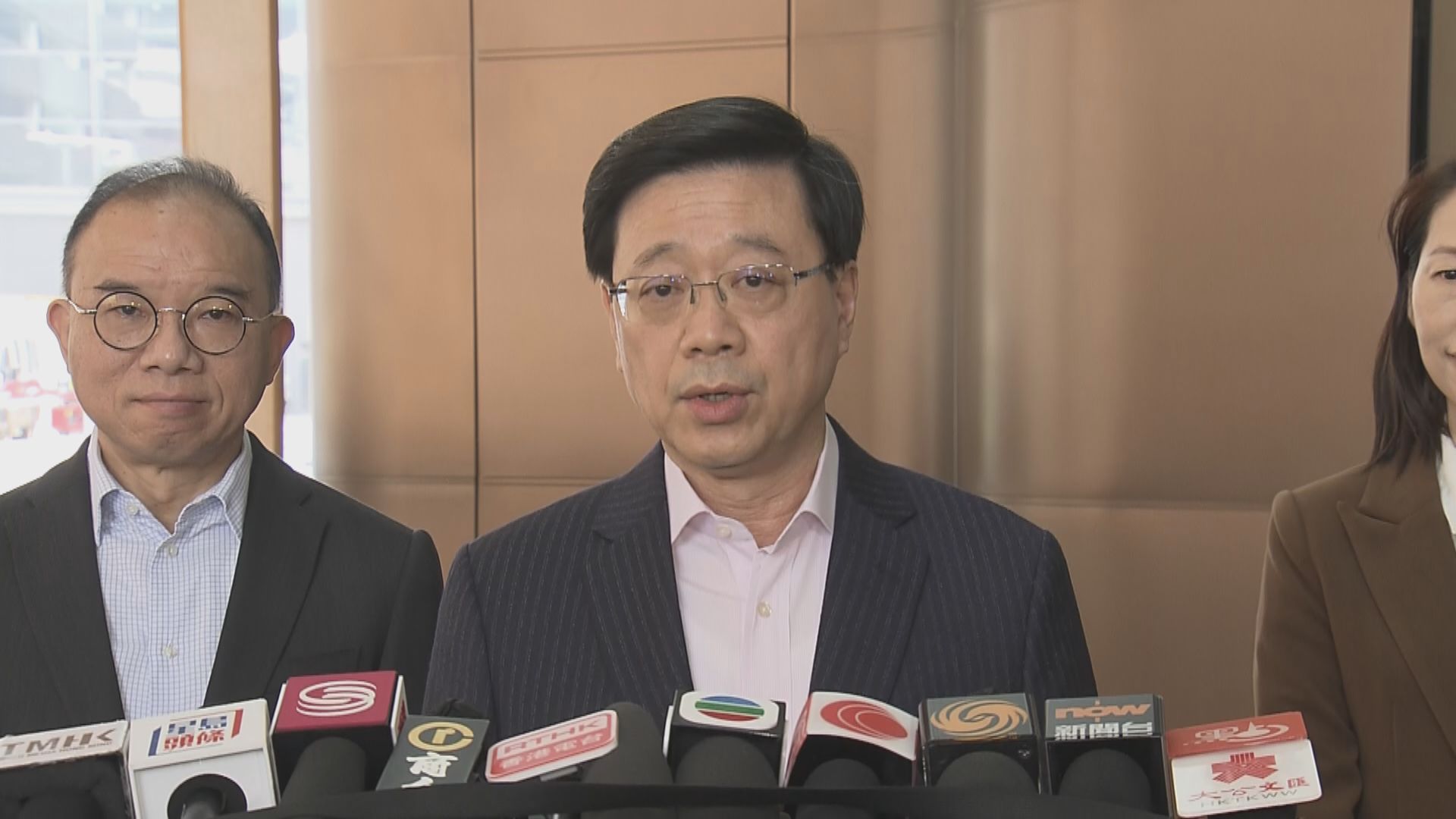 李家超北京列席人大閉幕式後將與8名局長拜訪部委