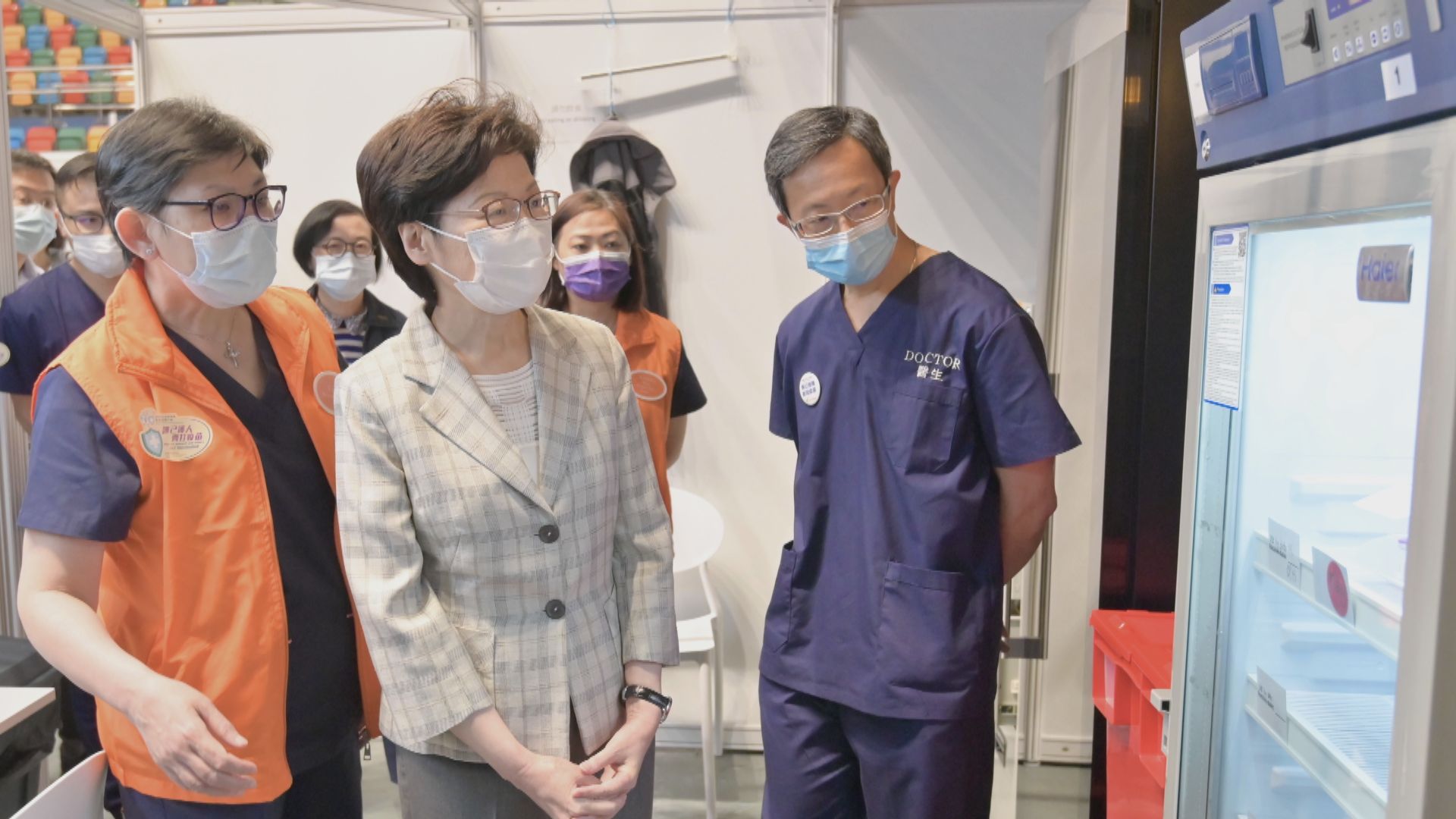 林鄭月娥視察伊利沙伯體育館社區疫苗接種中心