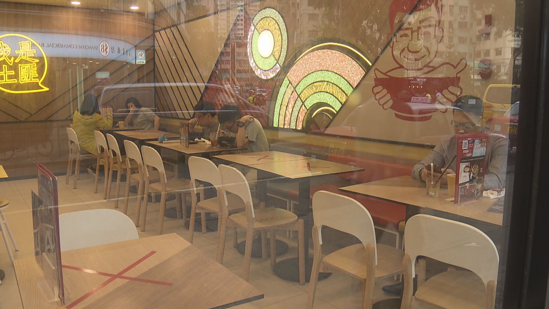 限聚令及食肆同枱上限由四人放寬至八人