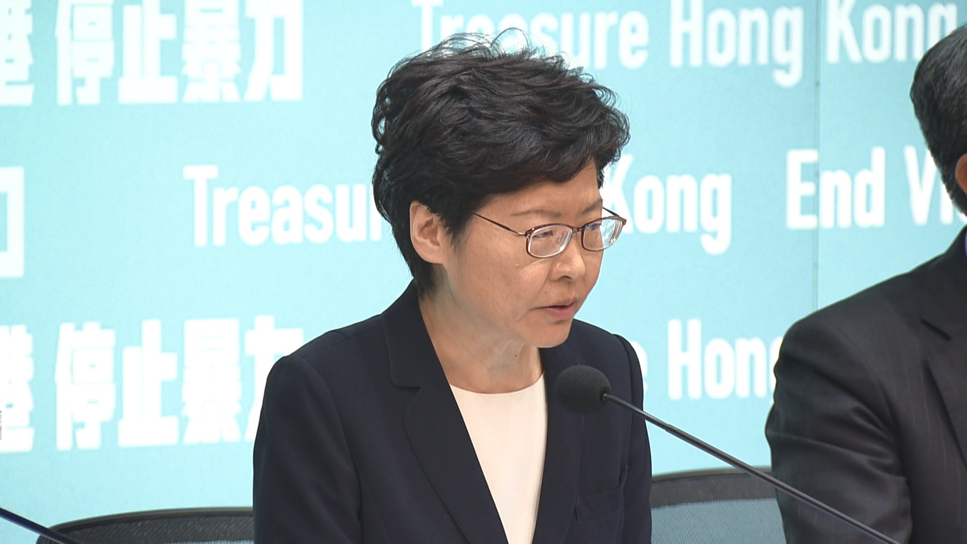 林鄭鄧以海對關員殉職表示悲痛