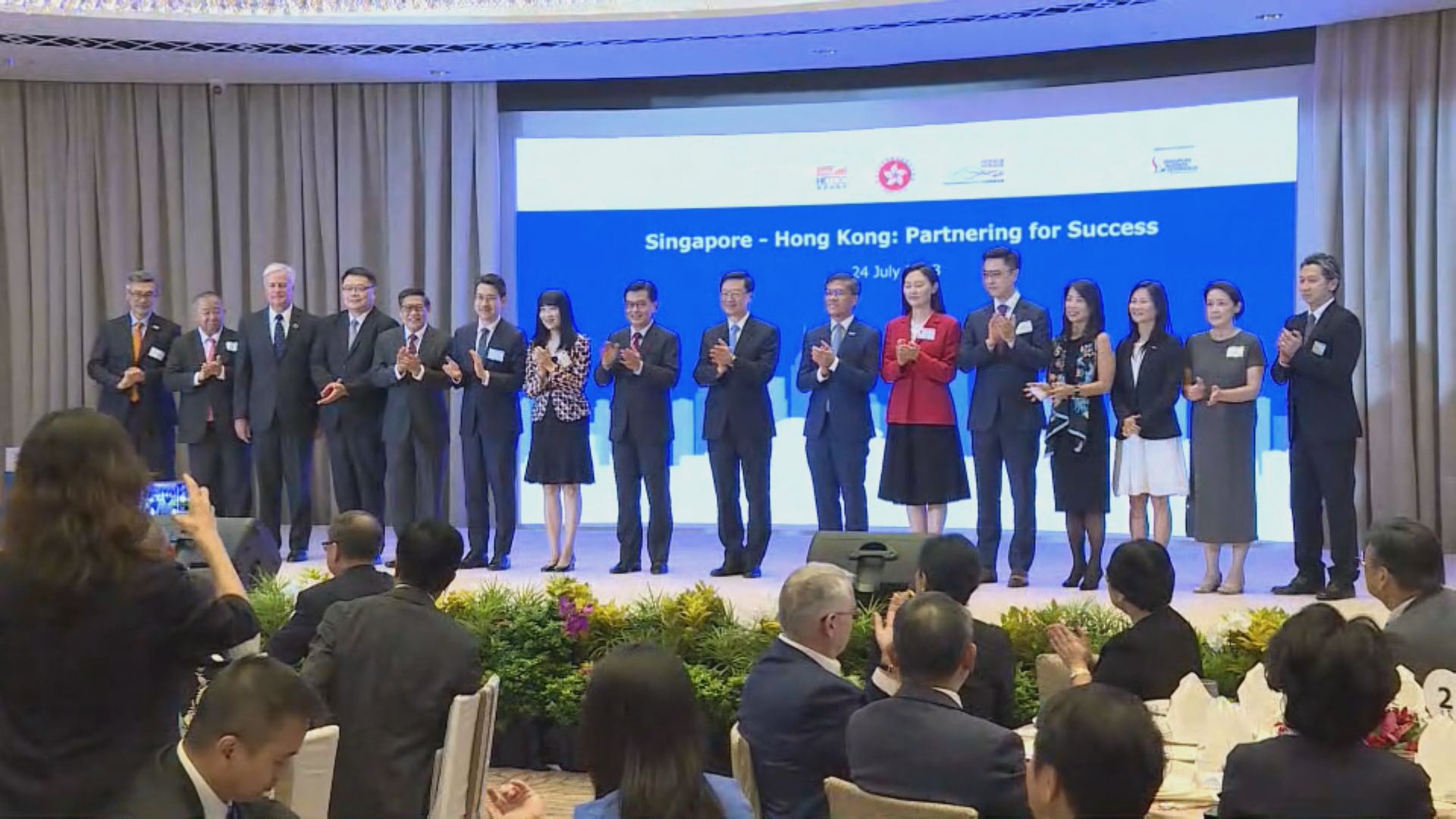 李家超在新加坡與過百名政商界人士晚宴