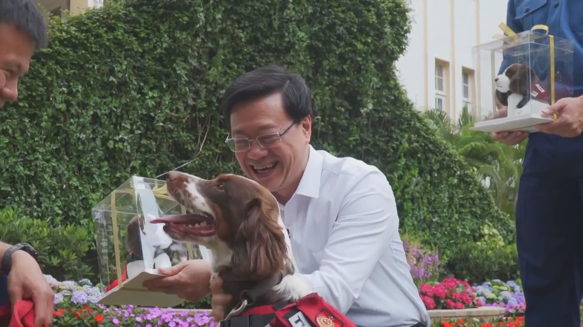 李家超禮賓府「宴請」搜救犬　表揚出色救災表現