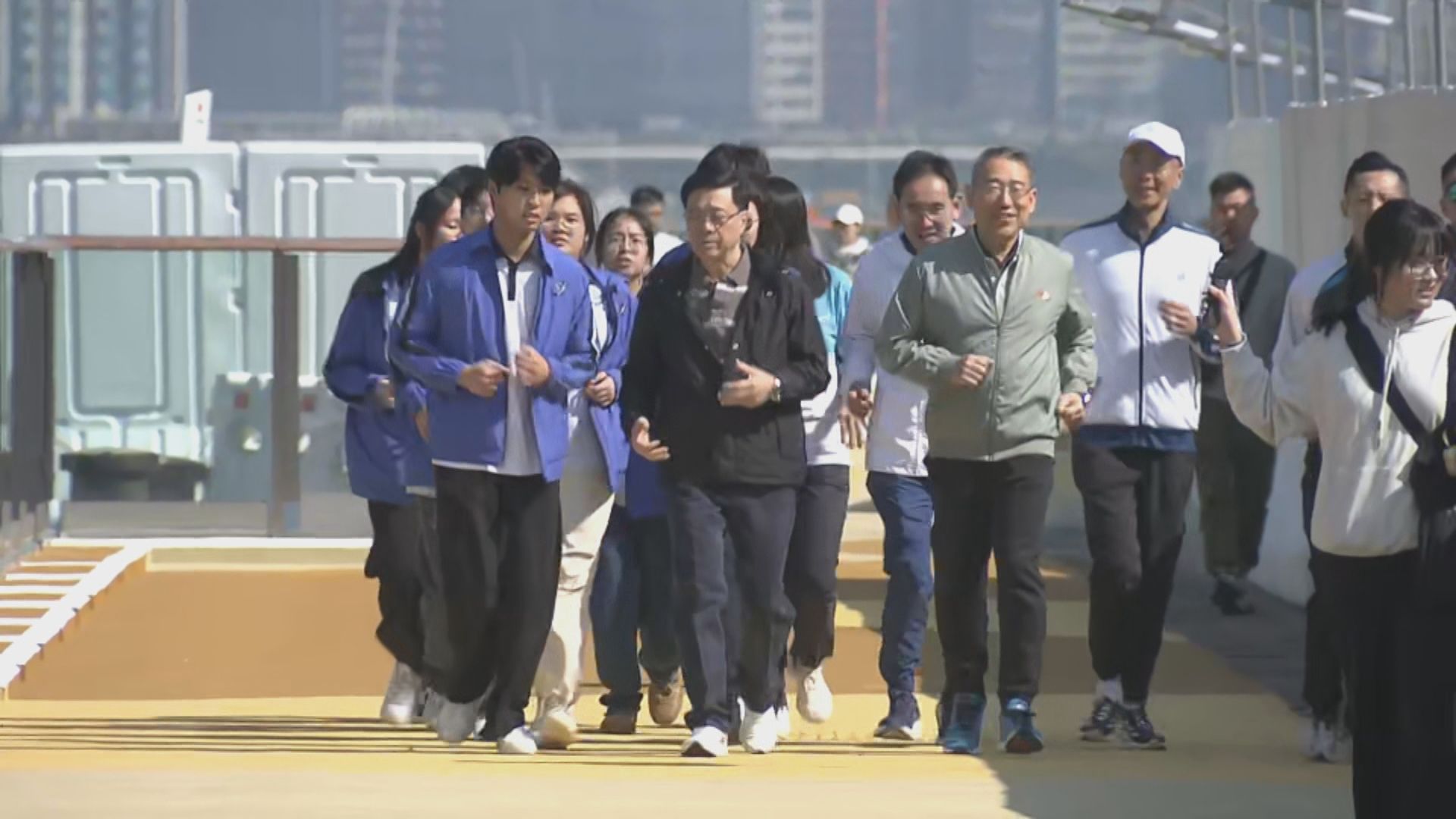 北角東岸板道首段本月26日開放　李家超親身試跑冀市民欣賞維港美景
