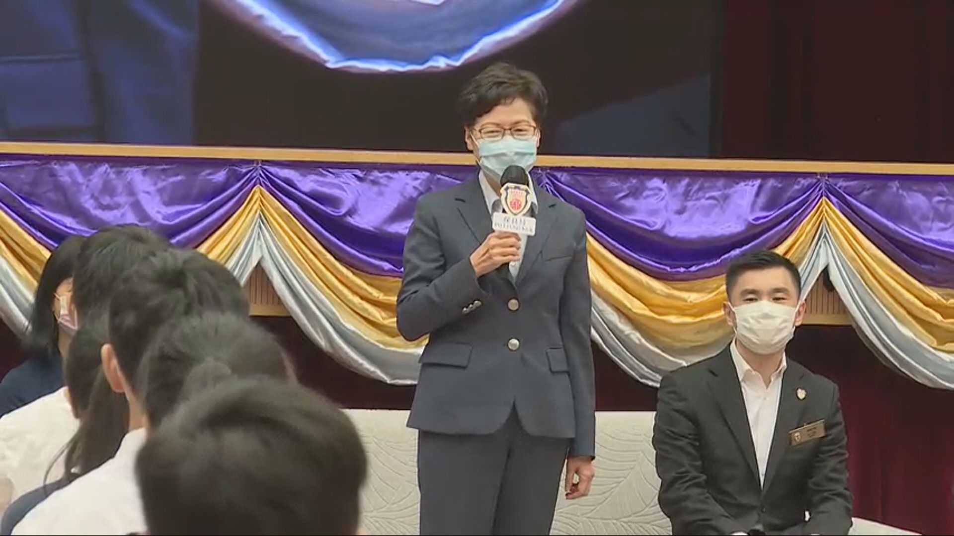 林鄭月娥到中學聆聽學生對施政報告意見