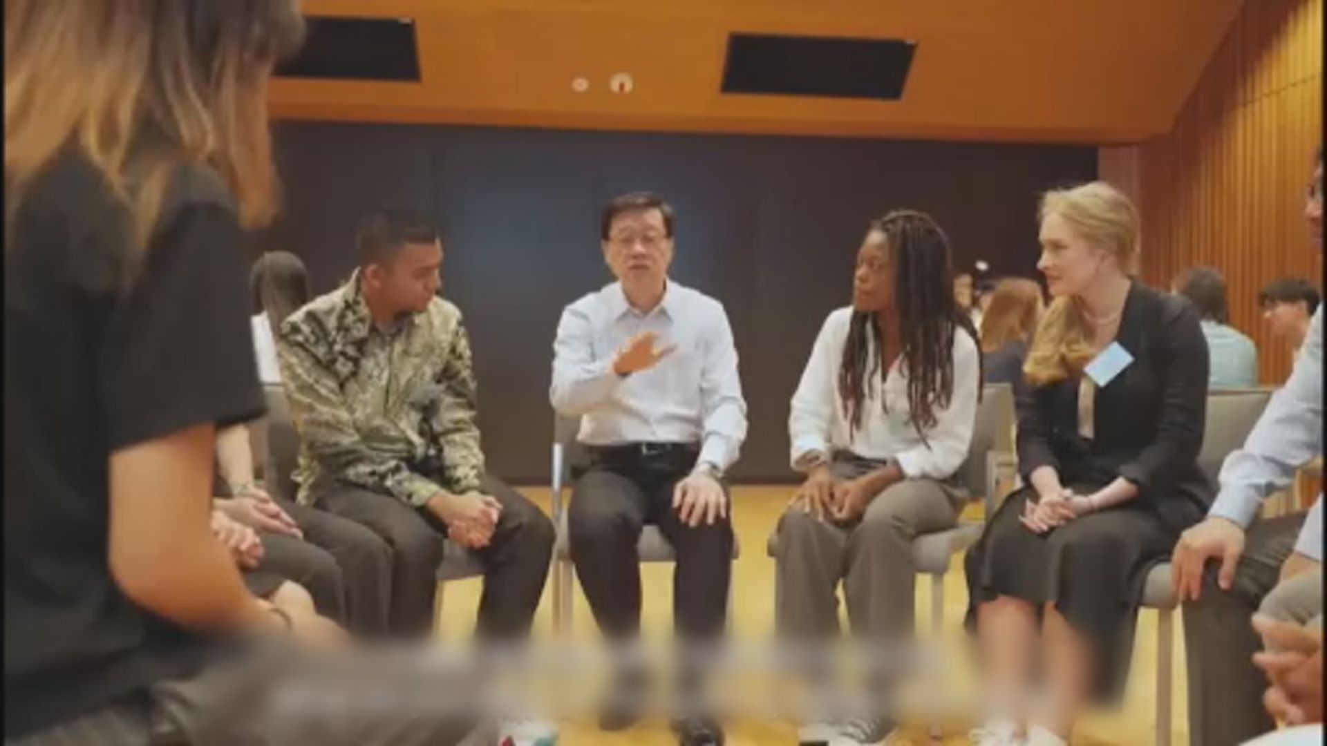 李家超與外國學生交流 研究建設國際專上教育樞紐