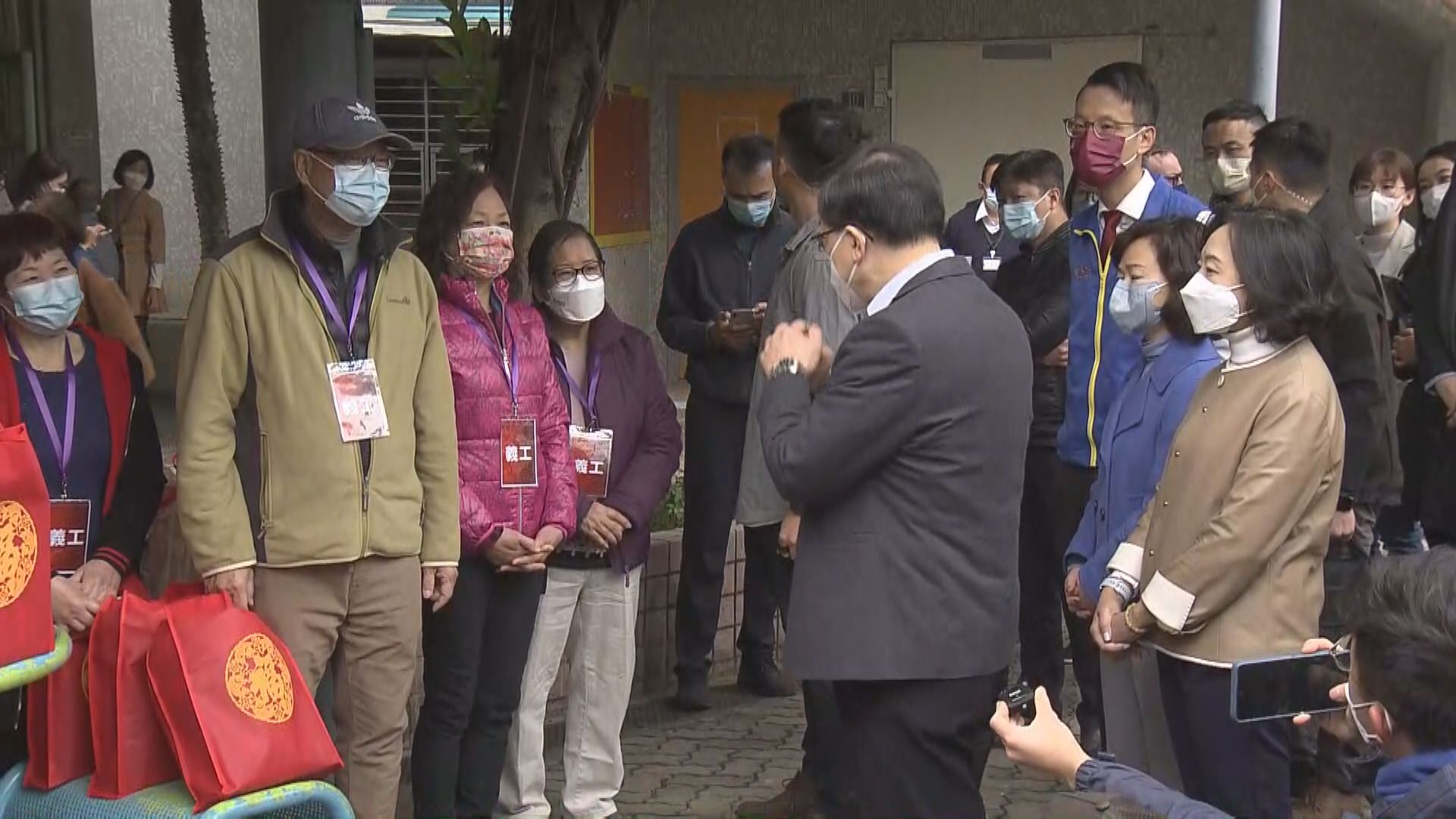 李家超到訪青衣長亨邨