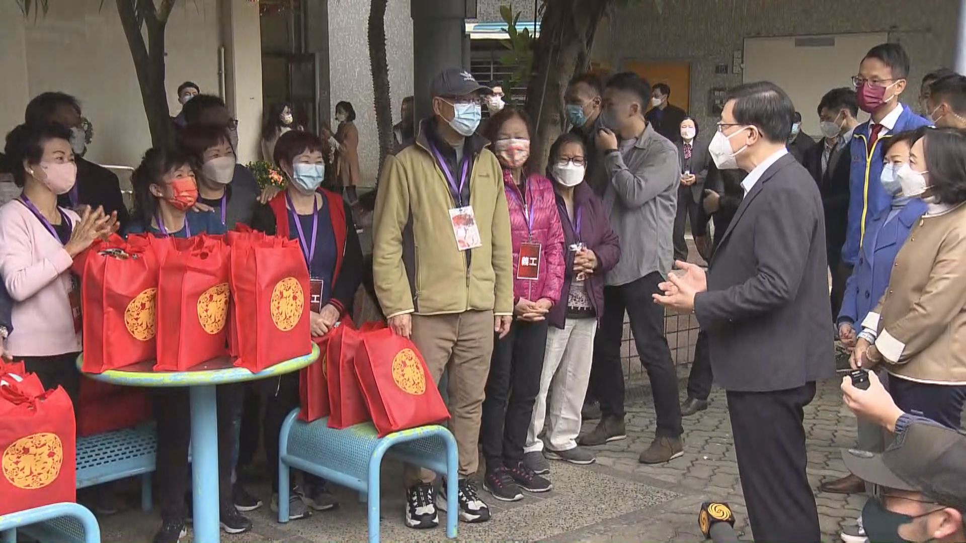 行政長官李家超探訪青衣長亨邨