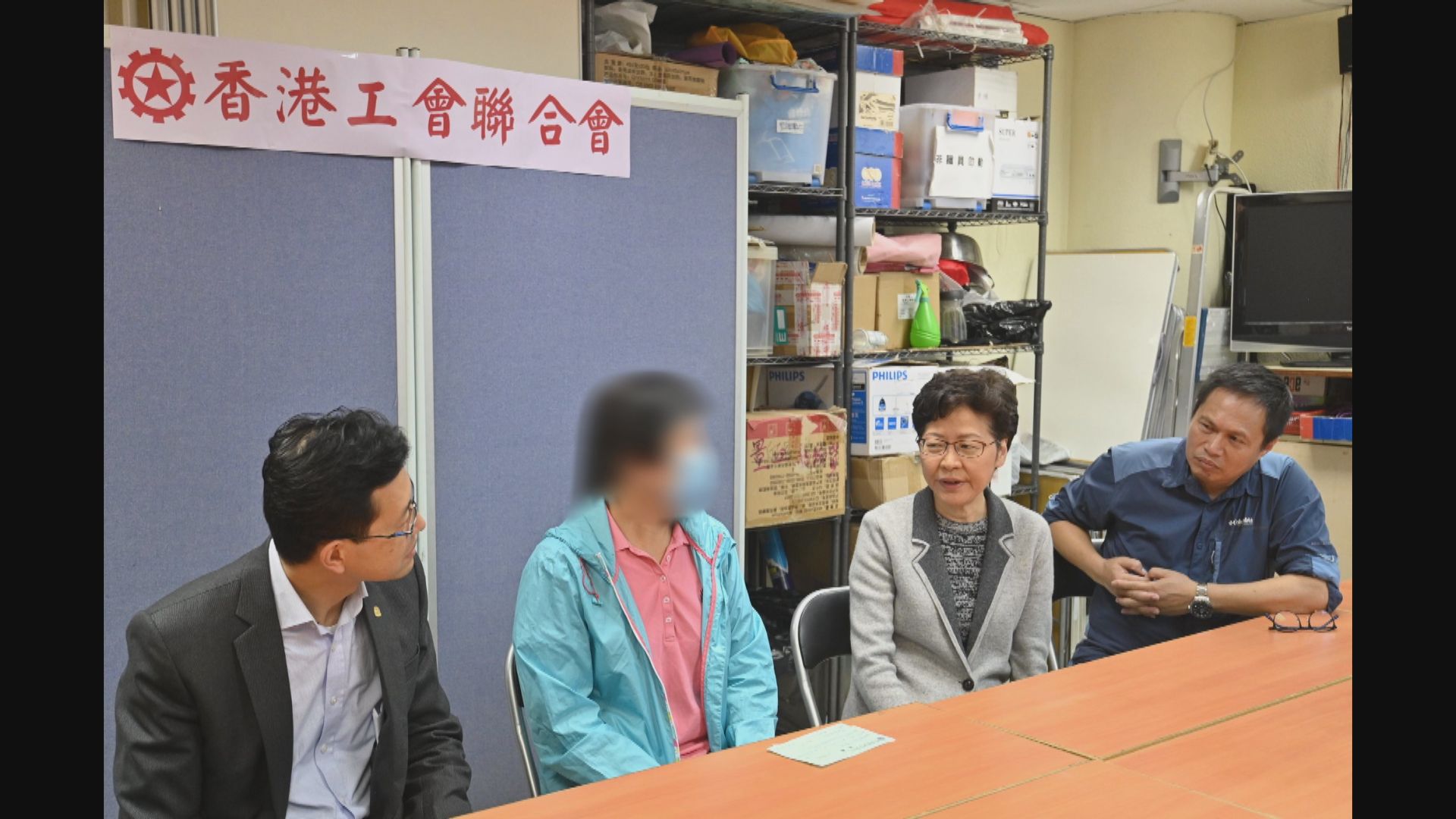 林鄭月娥向因政見不同被燒傷的傷者太太轉交業界籌款