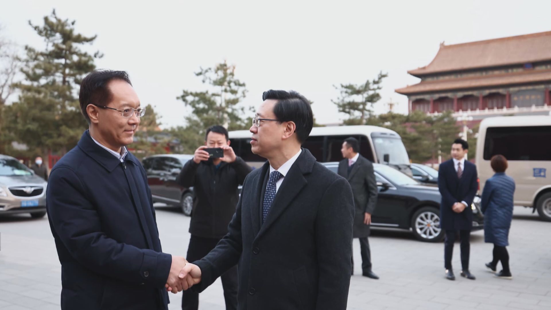 李家超與多名局長觀看升旗禮