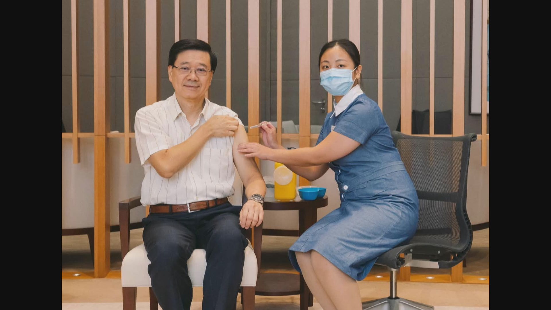 李家超率領多名主要官員接種季節性流感疫苗
