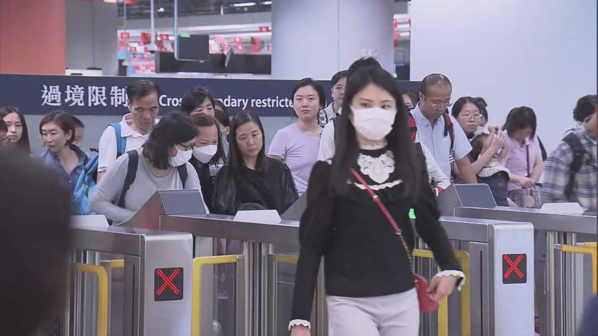 西九站等口岸假期人流擠塞 李家超：證明融合方面有成績 會研究改善