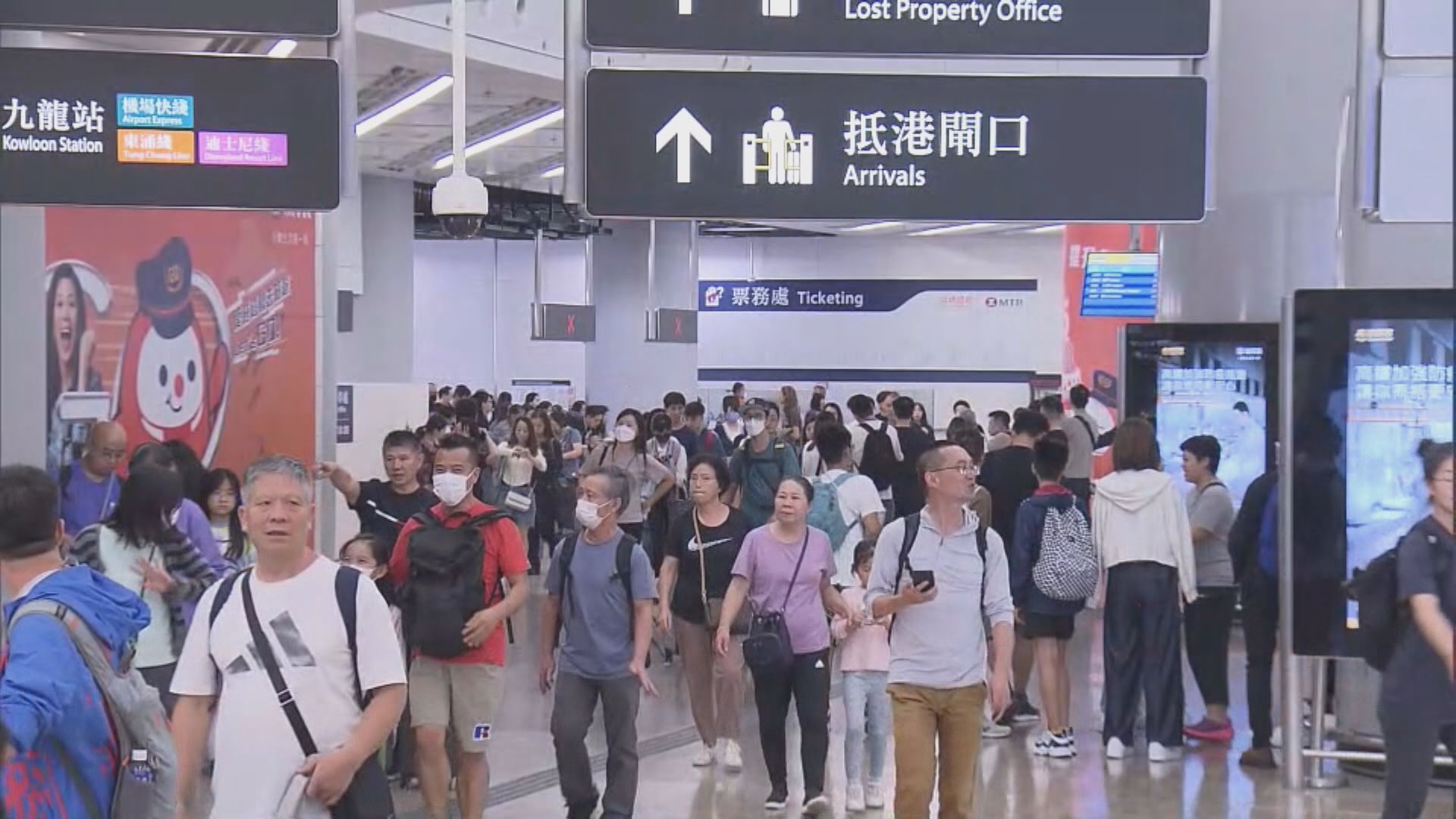 西九站等口岸假期人流擠塞 李家超稱會研究改善 議員倡實行兩地一檢