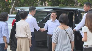 李家超到沙田區探訪屋邨居民