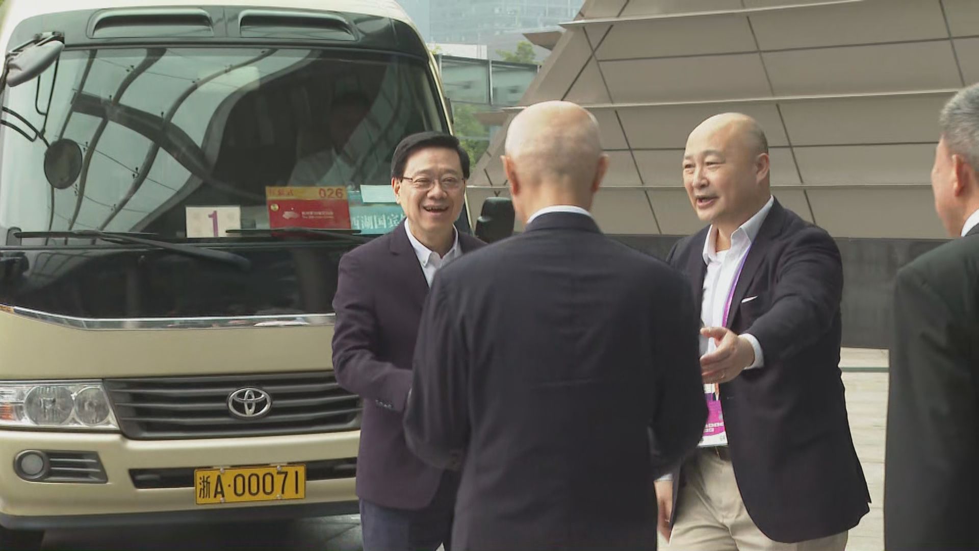 李家超抵達杭州跟當地港人午餐 周六將出席亞運會開幕