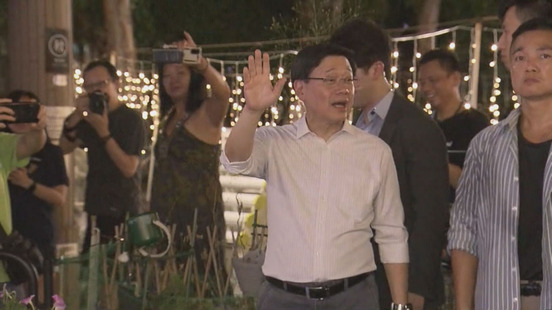 李家超晚上到西環海濱夜市視察