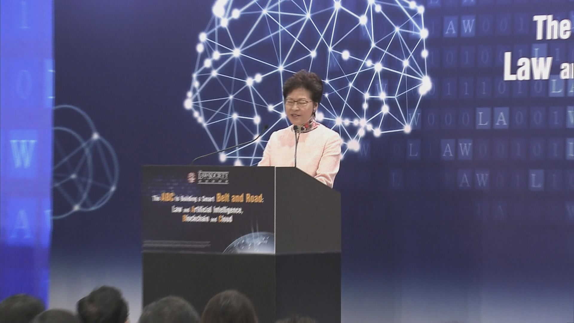 林鄭引社評指靠施政報告挽回民望