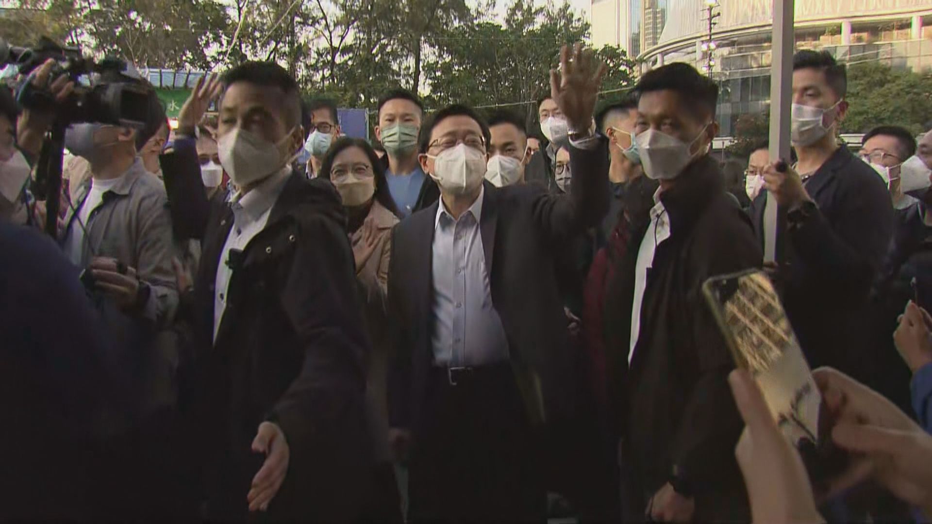 李家超到維園行花市選購年花