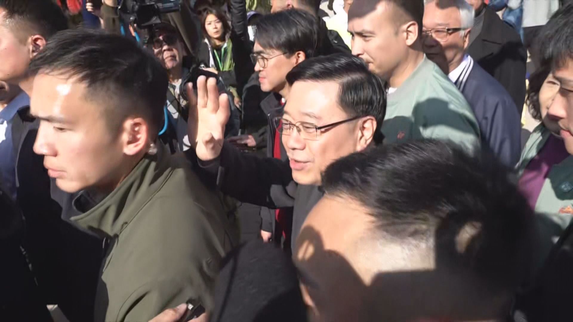 李家超除夕到屯門行花市