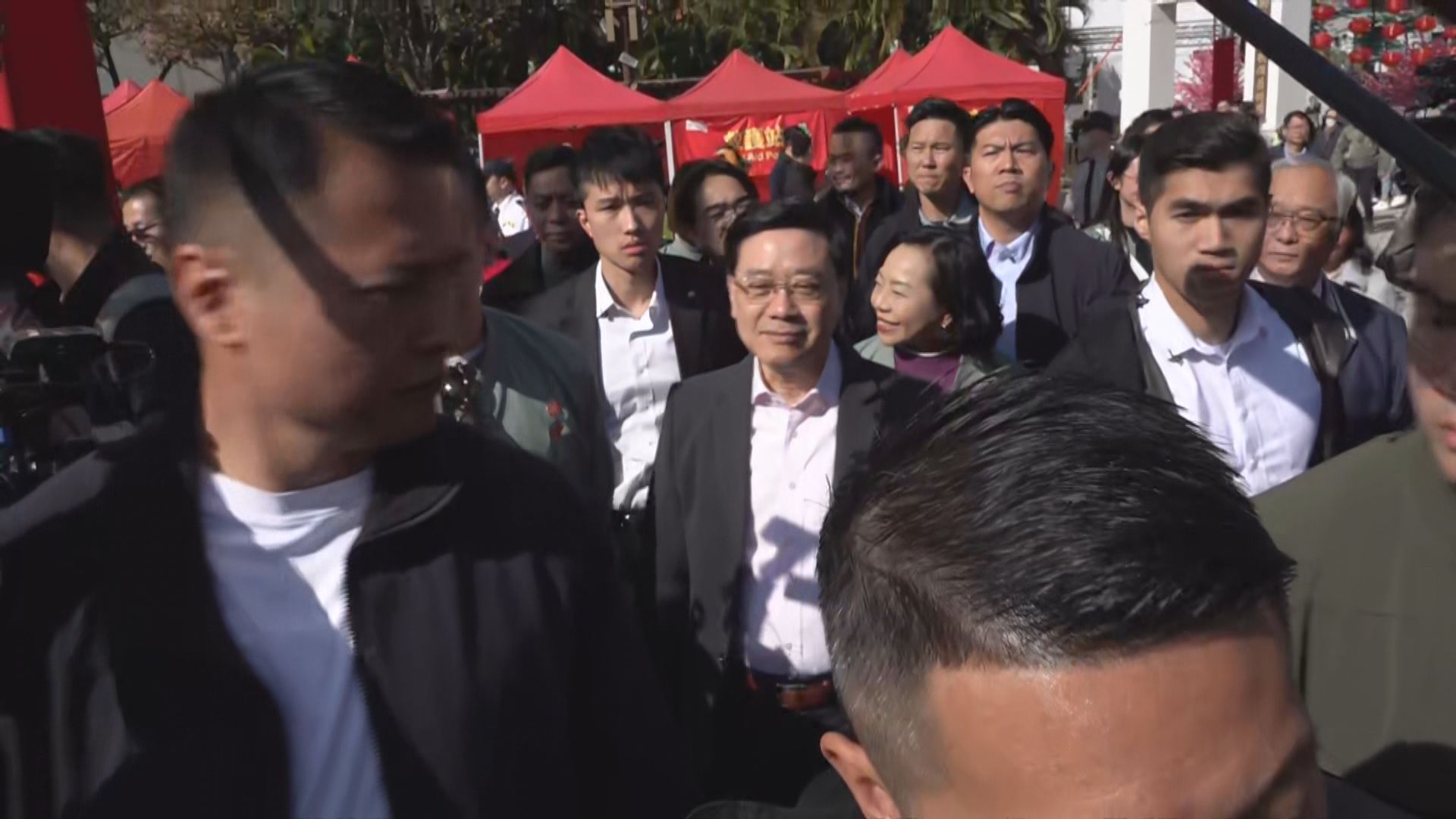 李家超到屯門行花市　先後購買劍蘭、風車及大熊貓揮春