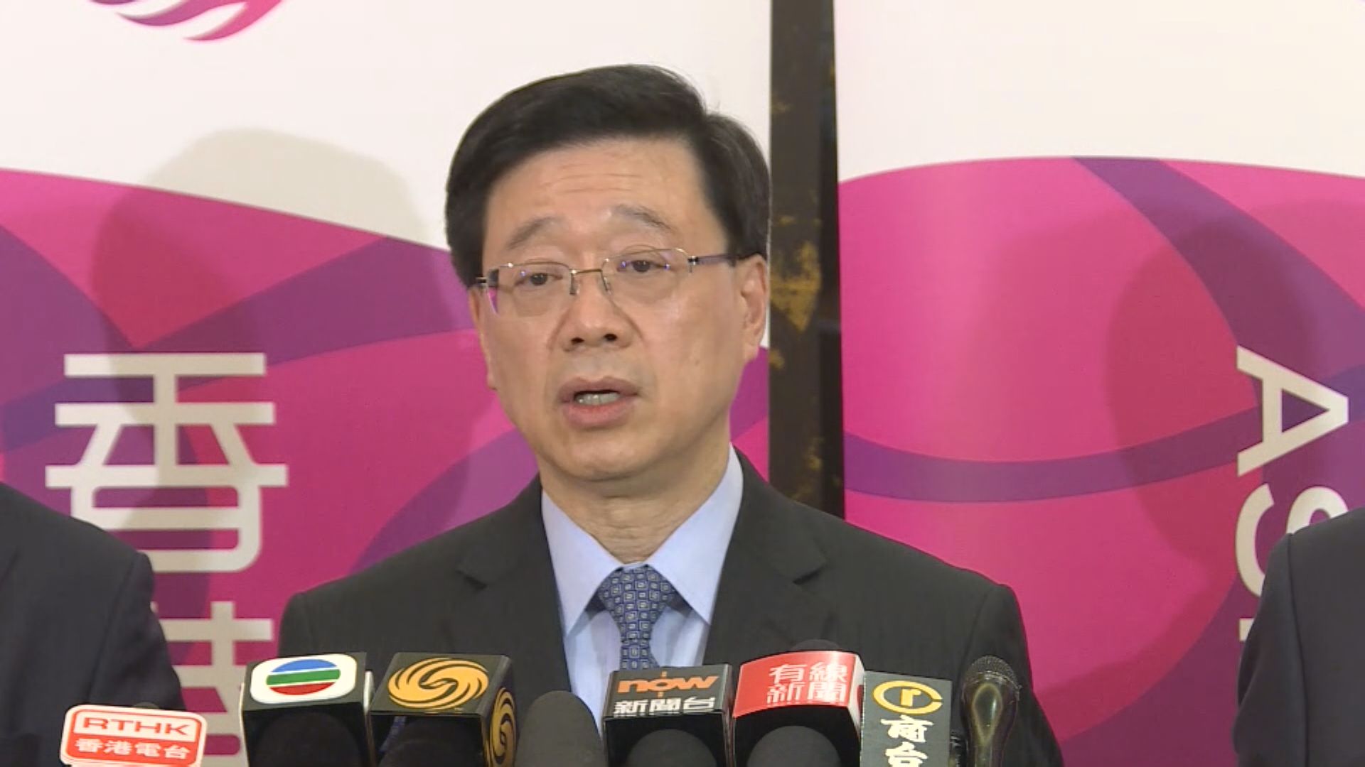 李家超：冬季流感高峰期後積極考慮取消口罩令