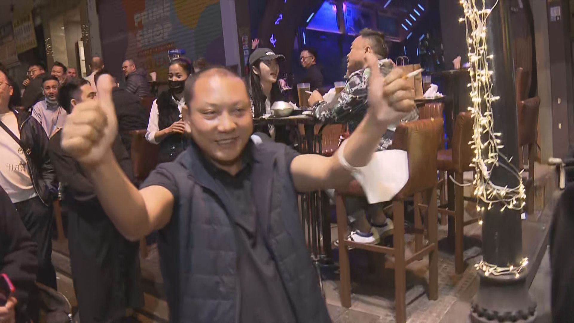 口罩令即日起取消　踏入零時蘭桂坊有市民馬上脫下口罩