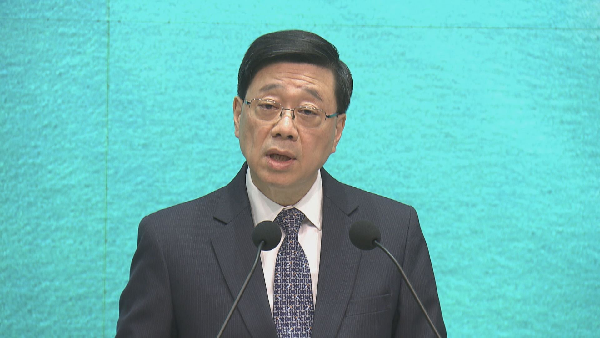 五一黃金周｜內地客快餐店過夜　李家超︰香港要歡迎和包容不同旅客