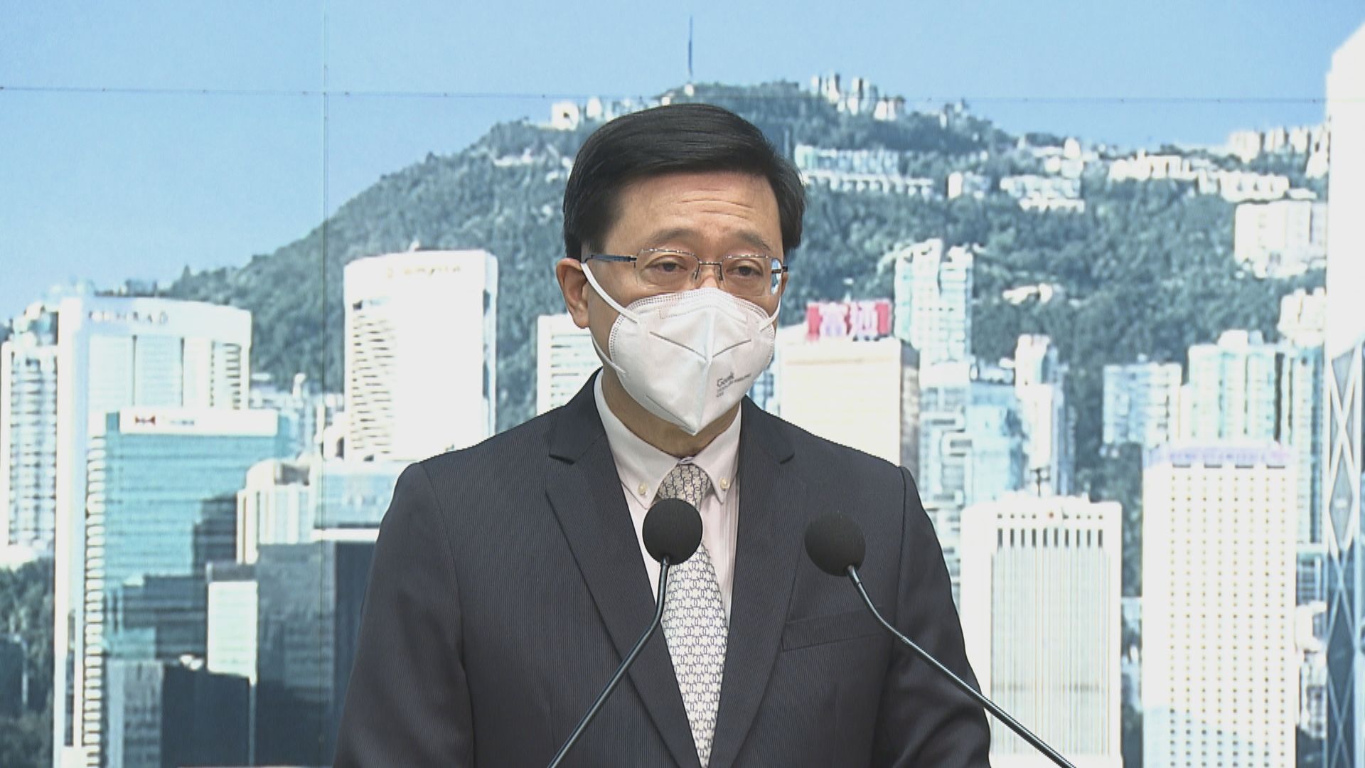 李家超：市民明起毋須掃「安心出行」及取消黃碼制度 