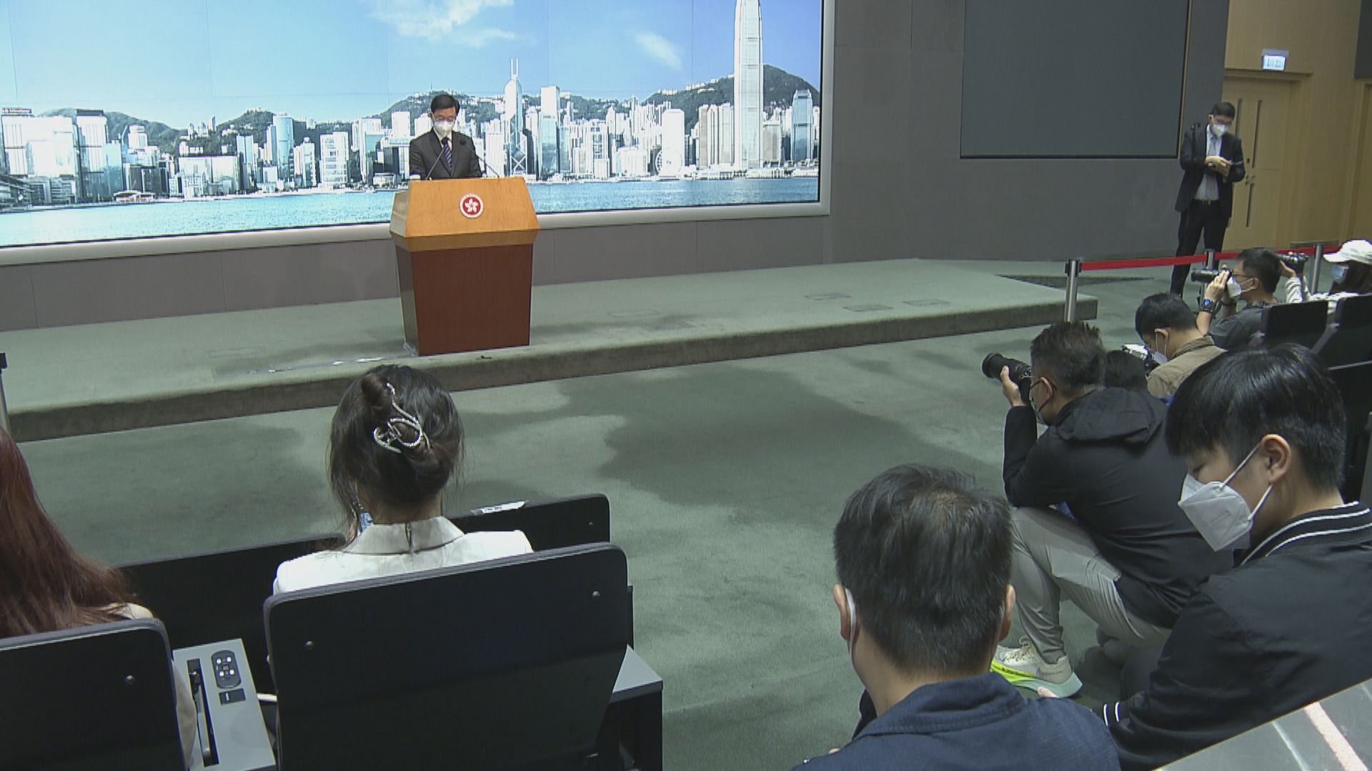 研究強制醫護在公院服務一定年期　李家超稱會與業界商討 