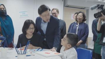李家超伉儷視察少數族裔中心