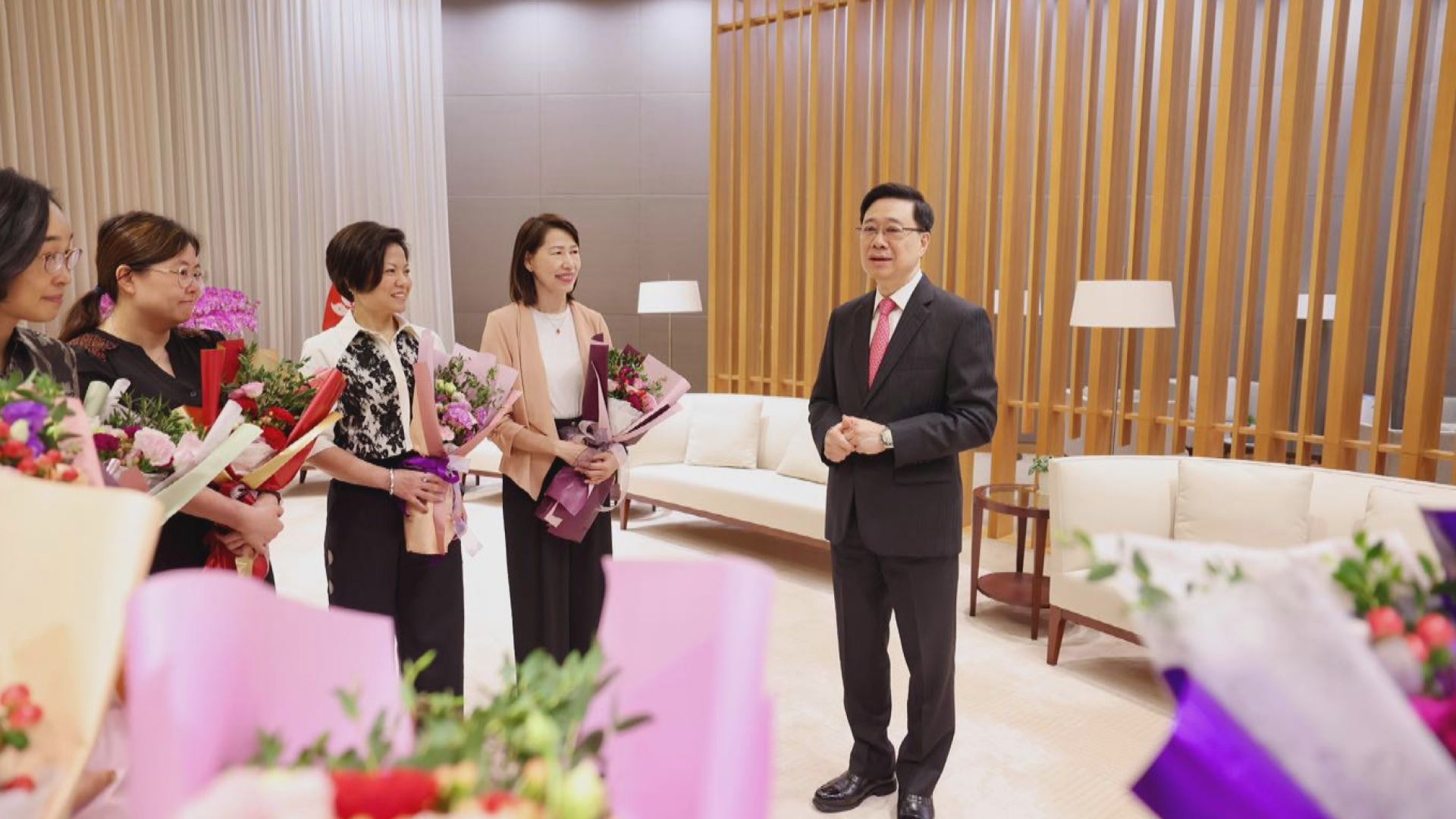 母親節｜李家超送祝福　訪問中東前向母親及太太送康乃馨