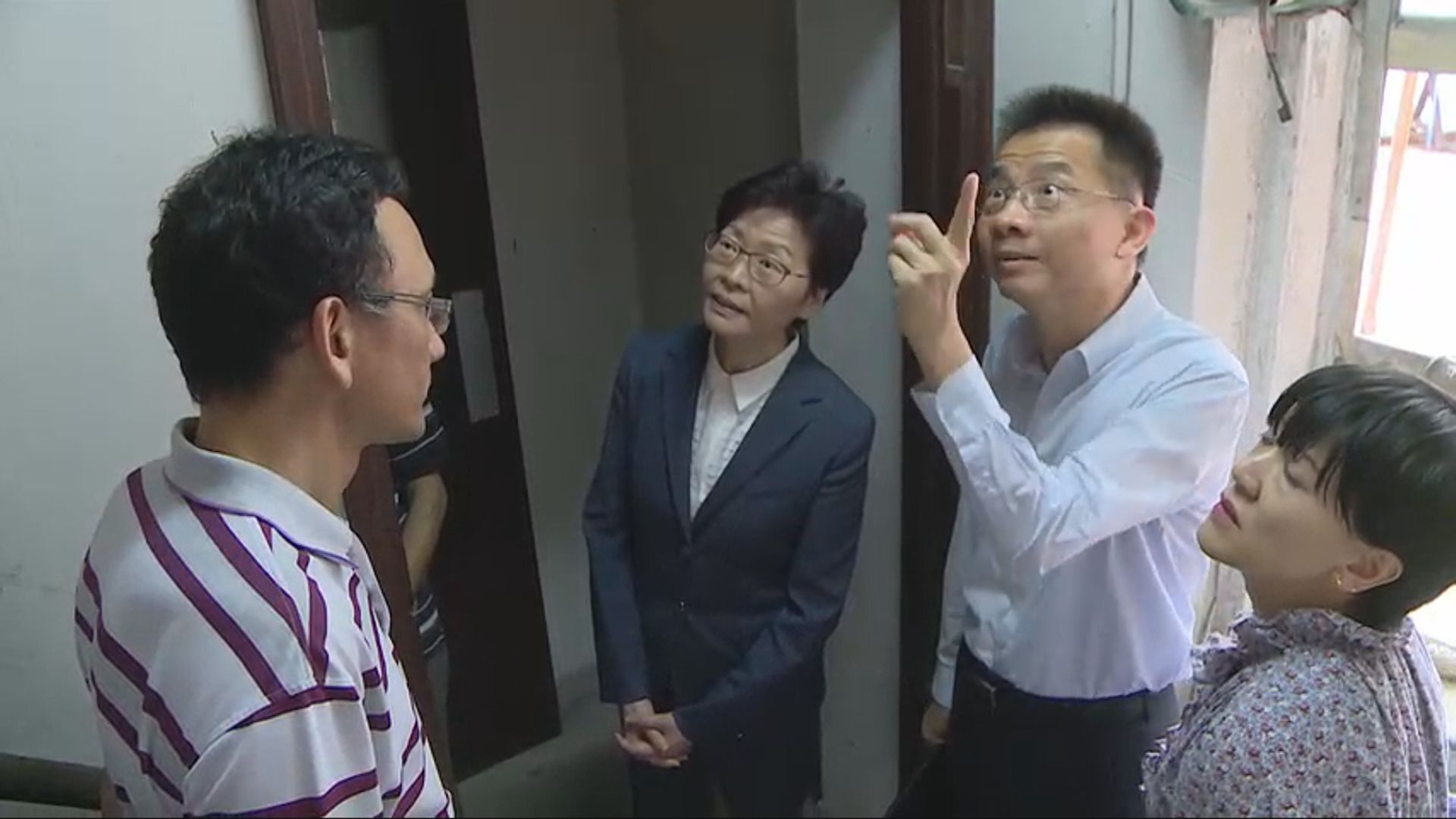 林鄭月娥到訪西營盤舊樓與業主交流