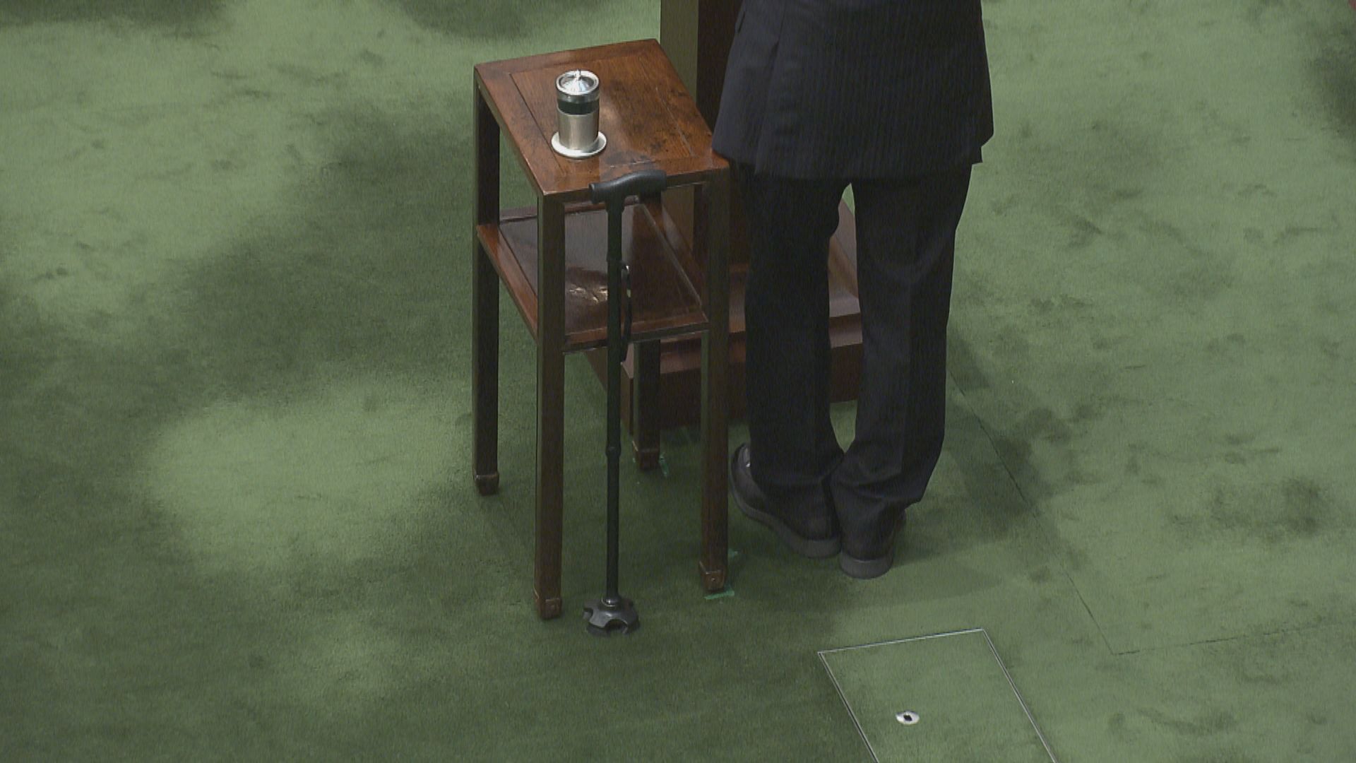 李家超患坐骨神經痛　帶同拐杖到立法會為議員監誓 