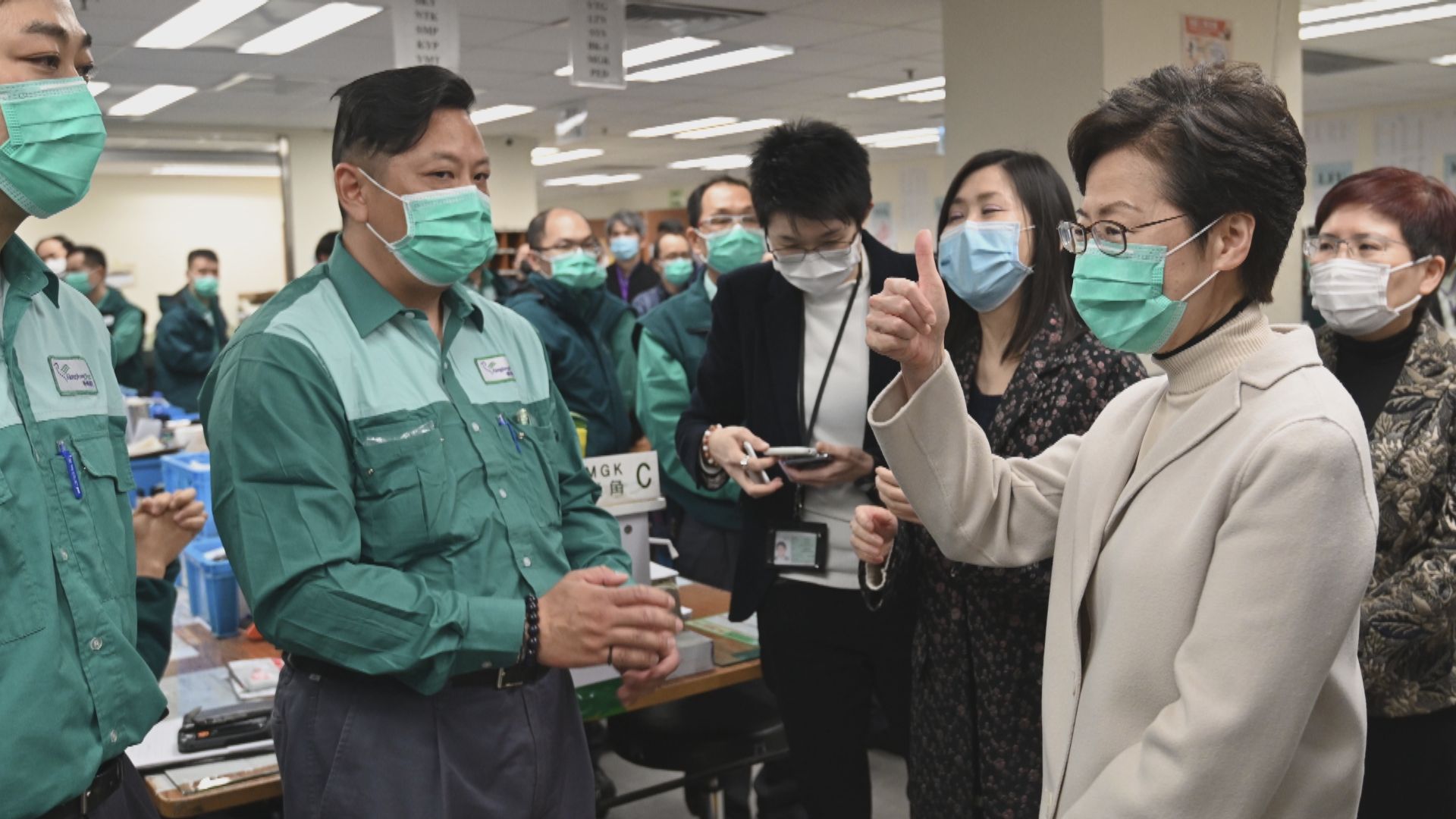 林鄭月娥視察香港郵政署了解口罩派遞情況