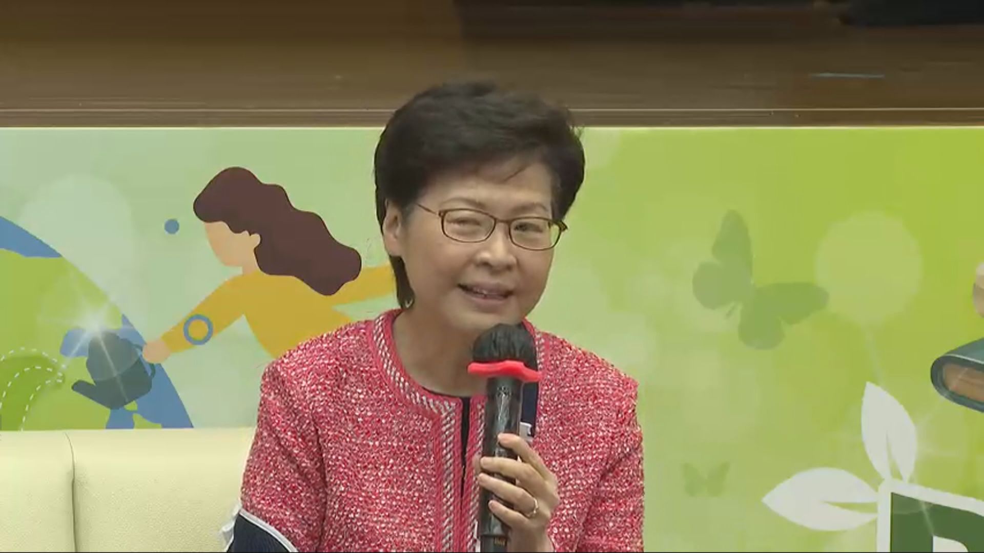 林鄭到訪中學與學生就施政報告交流