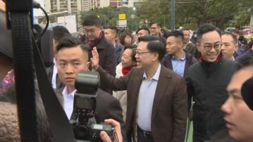 李家超到訪沙田年宵市場