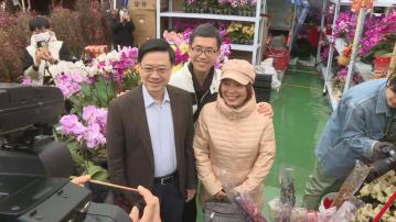 李家超到訪沙田年宵市場 參觀花檔並與多名小朋友聊天