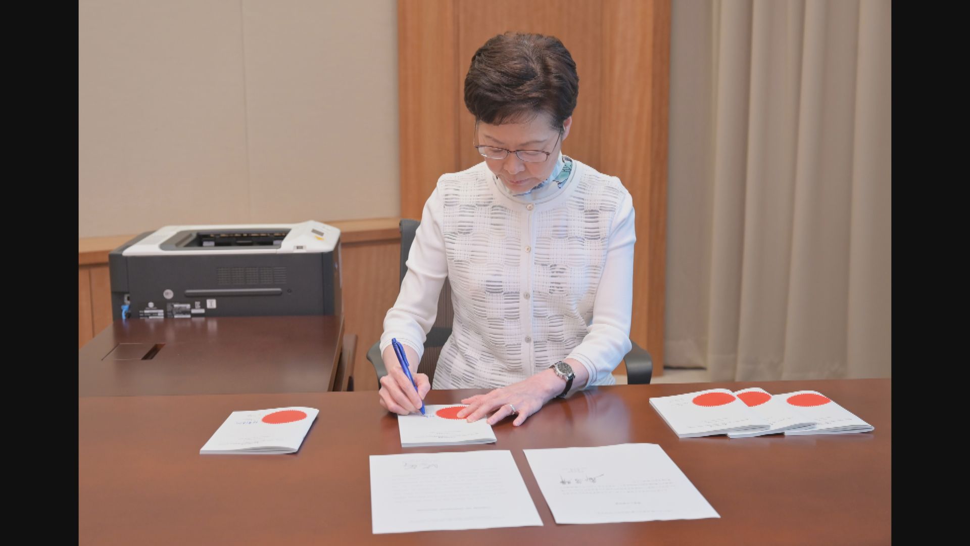 林鄭月娥簽署公職人員宣誓條例　周五正式刊憲生效