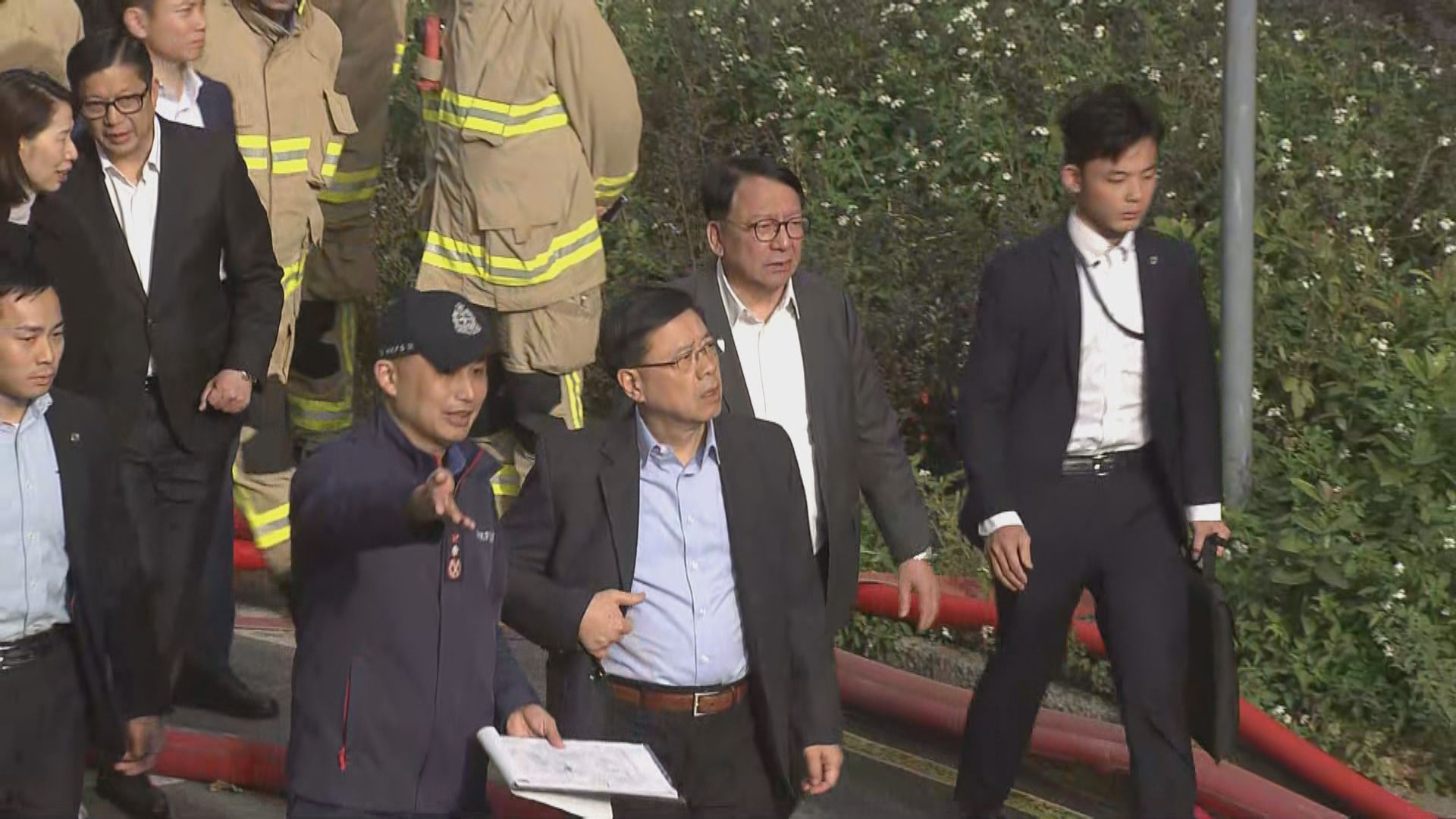 宏福苑五級火災｜李家超視察災場　消防處處長楊恩健匯報搜救進度