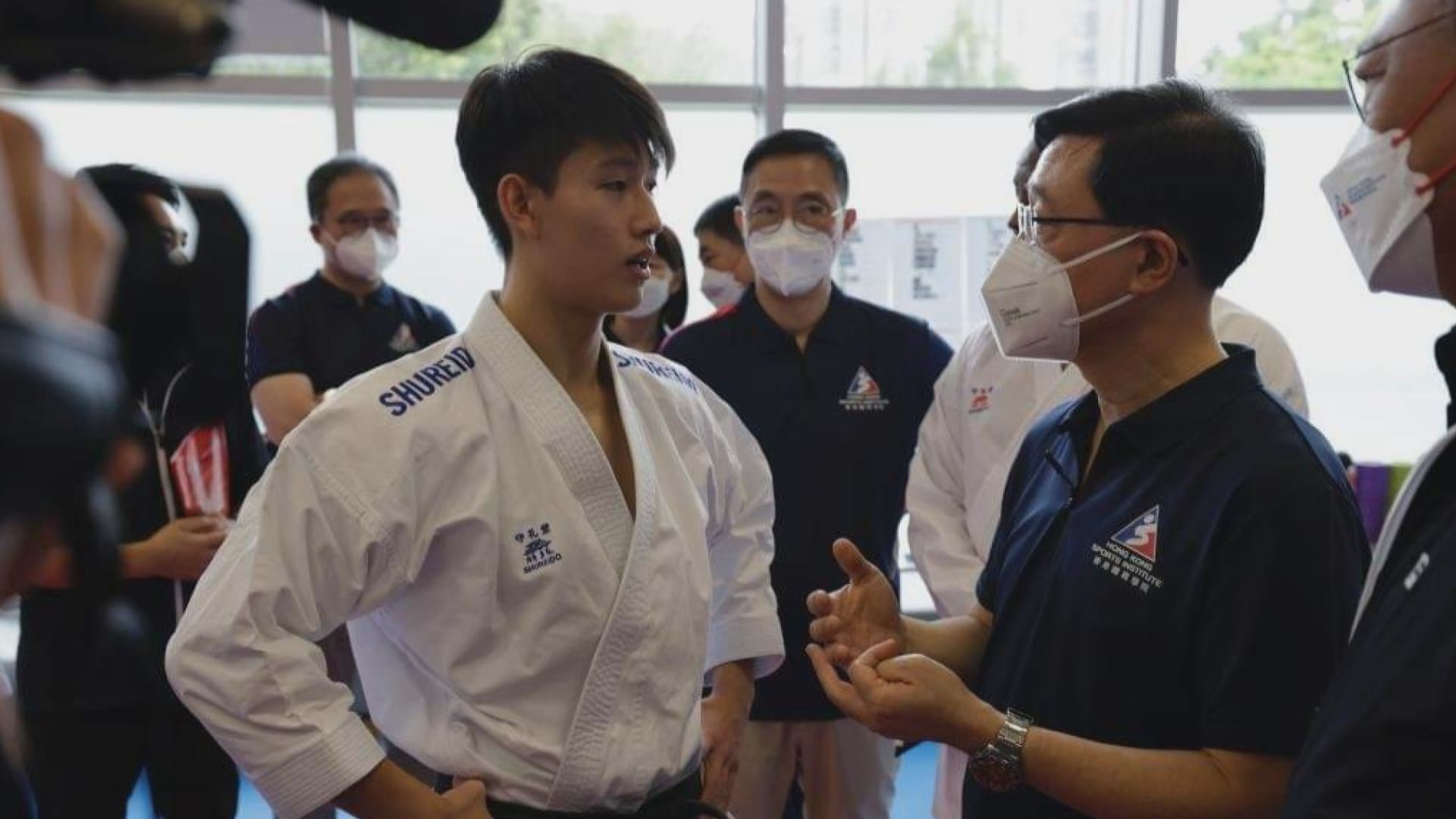 李家超到訪體院　與港隊代表切磋球技