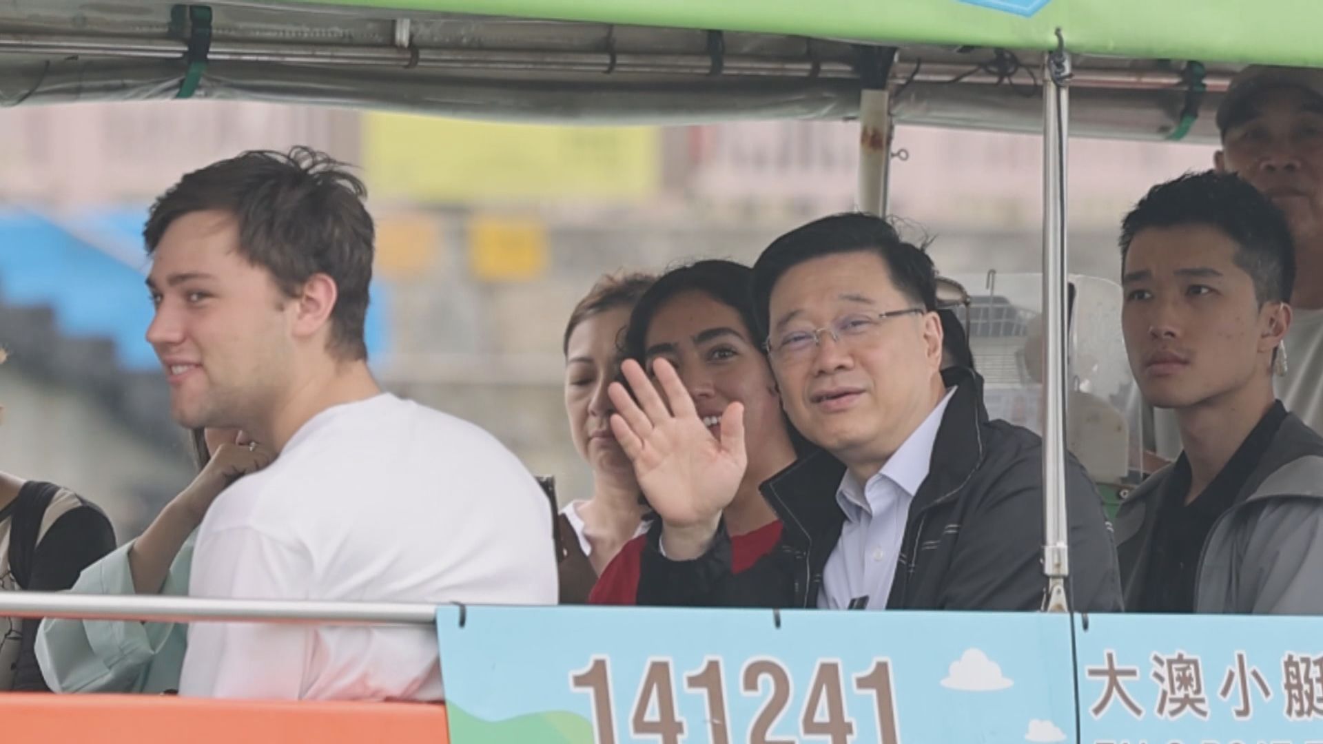 李家超昨到訪大澳　買蝦醬、嚐大魚蛋與中外遊客交流