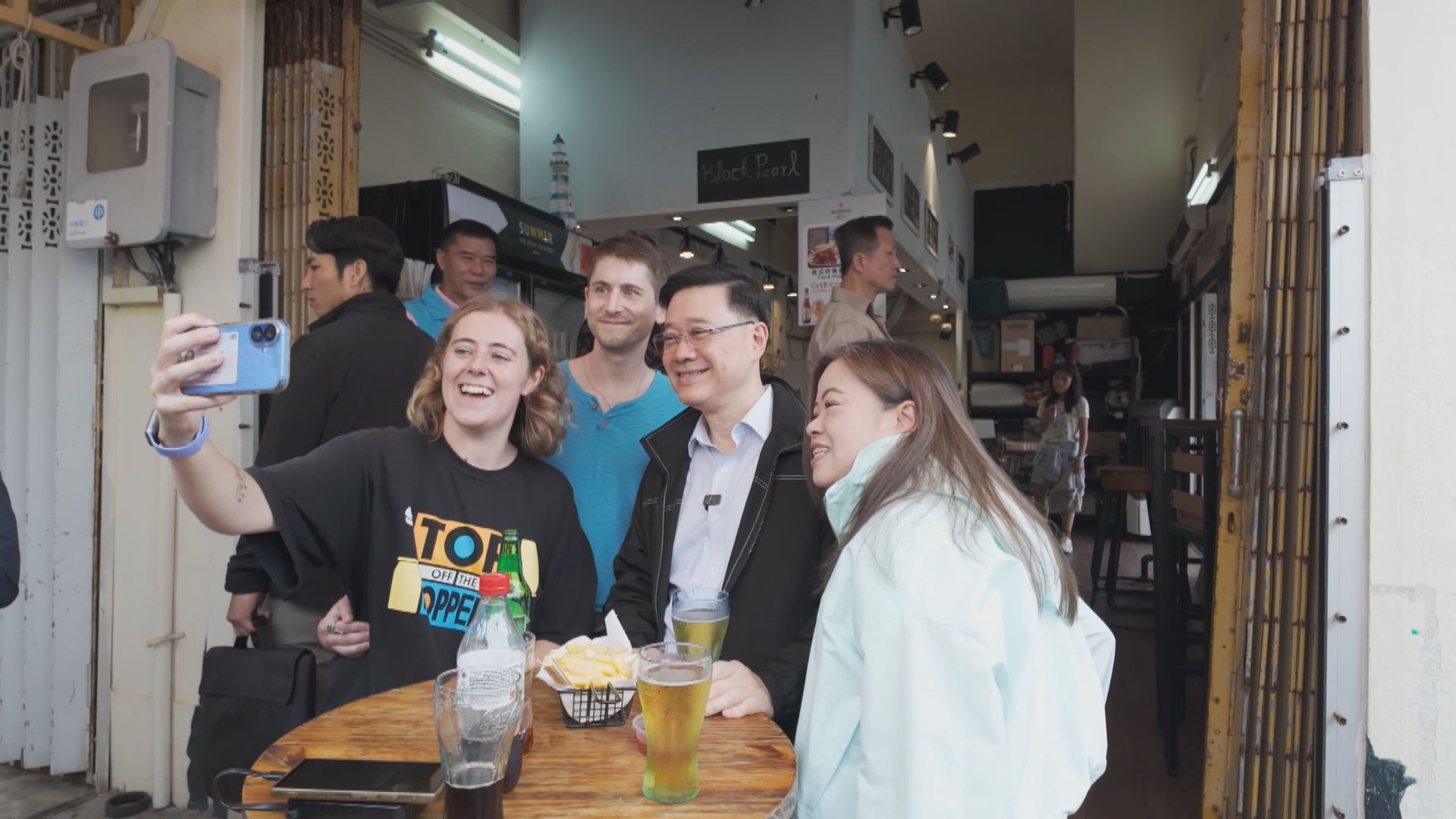 李家超復活節首日到訪大澳買蝦醬、嚐大魚蛋　與中外遊客交流