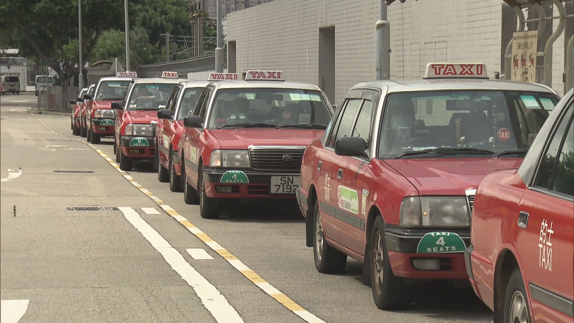 林鄭：籌備設專屬的士車隊接送患者往指定診所