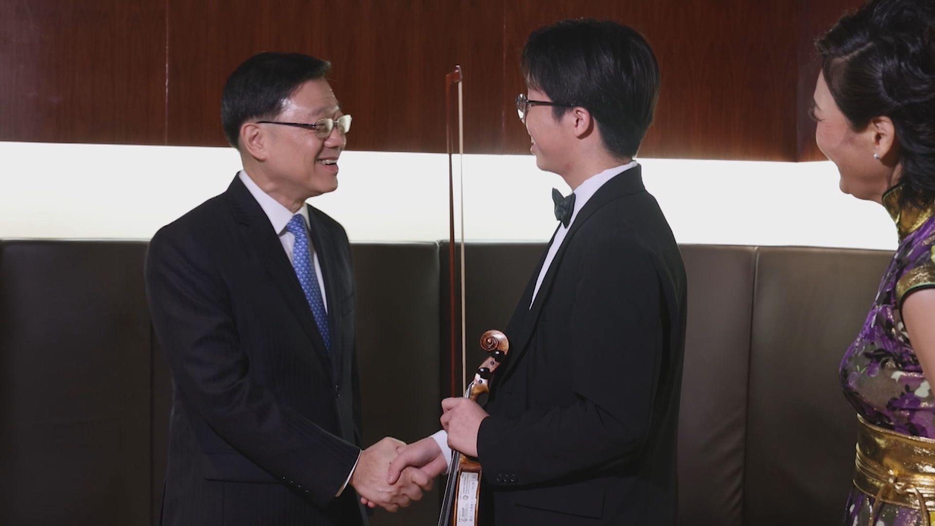 李家超重遇曾探訪劏房戶　形容「共創明Teen」計劃成功