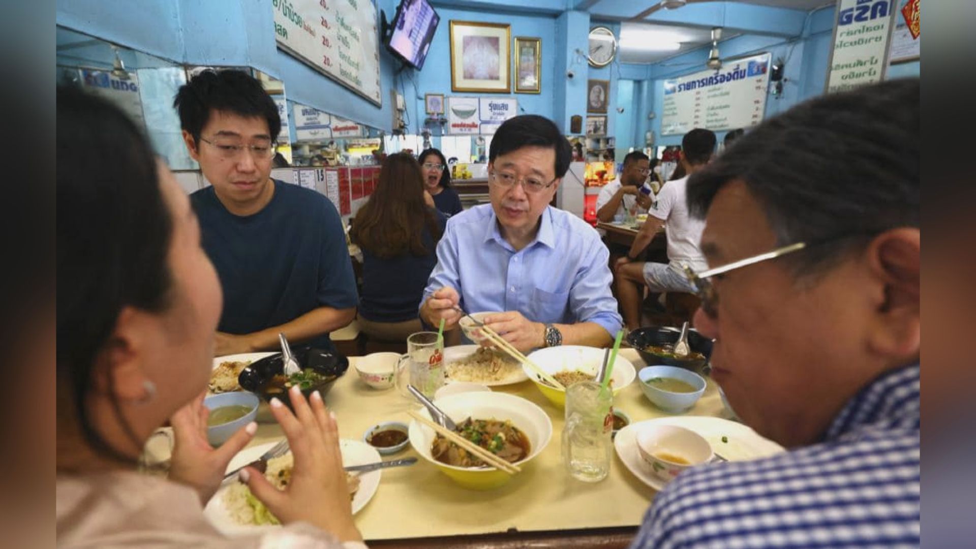 李家超與駐曼谷經貿辦人員品嚐當地早餐　商討招攬人才